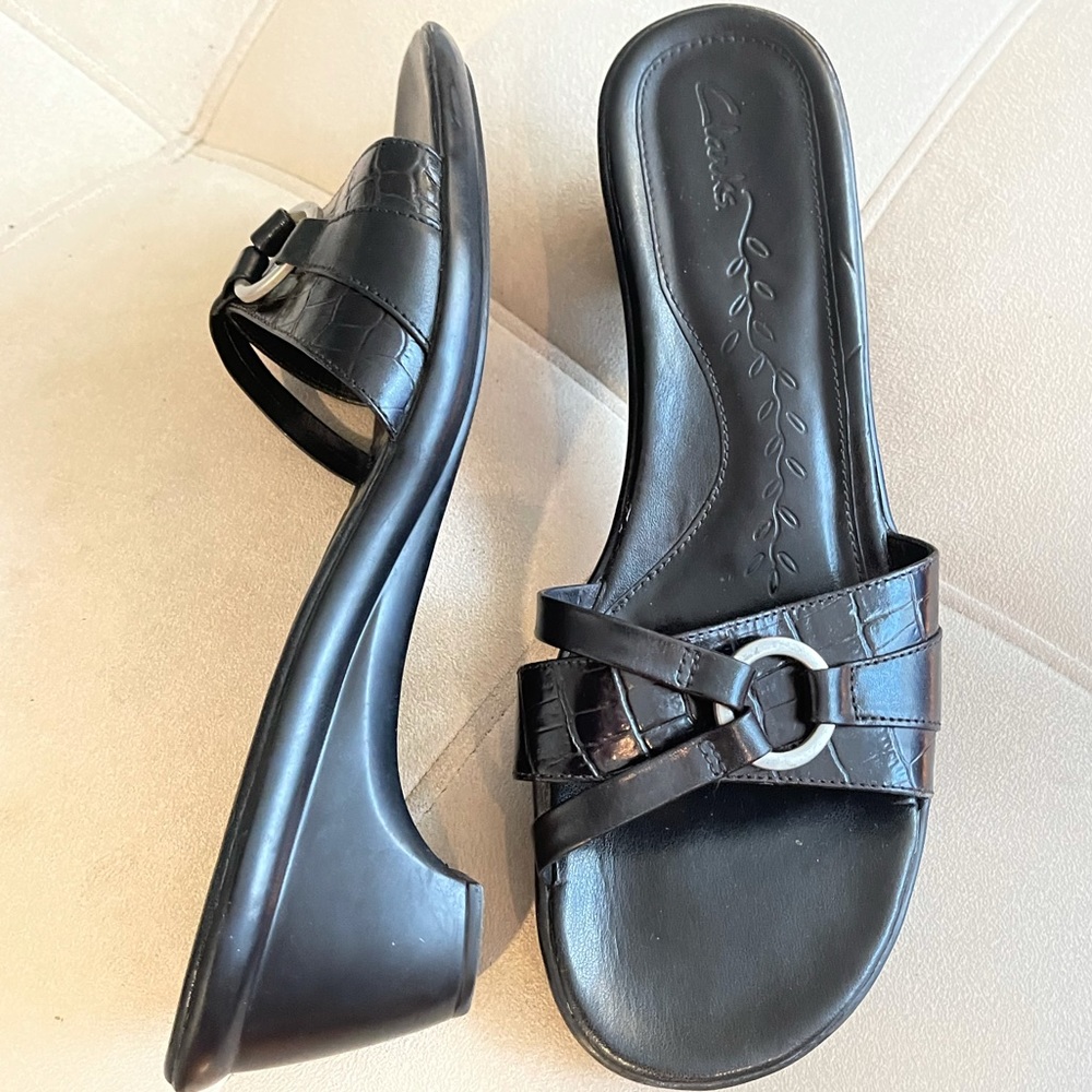 Clarks Leather Black Slip On Heel EUC